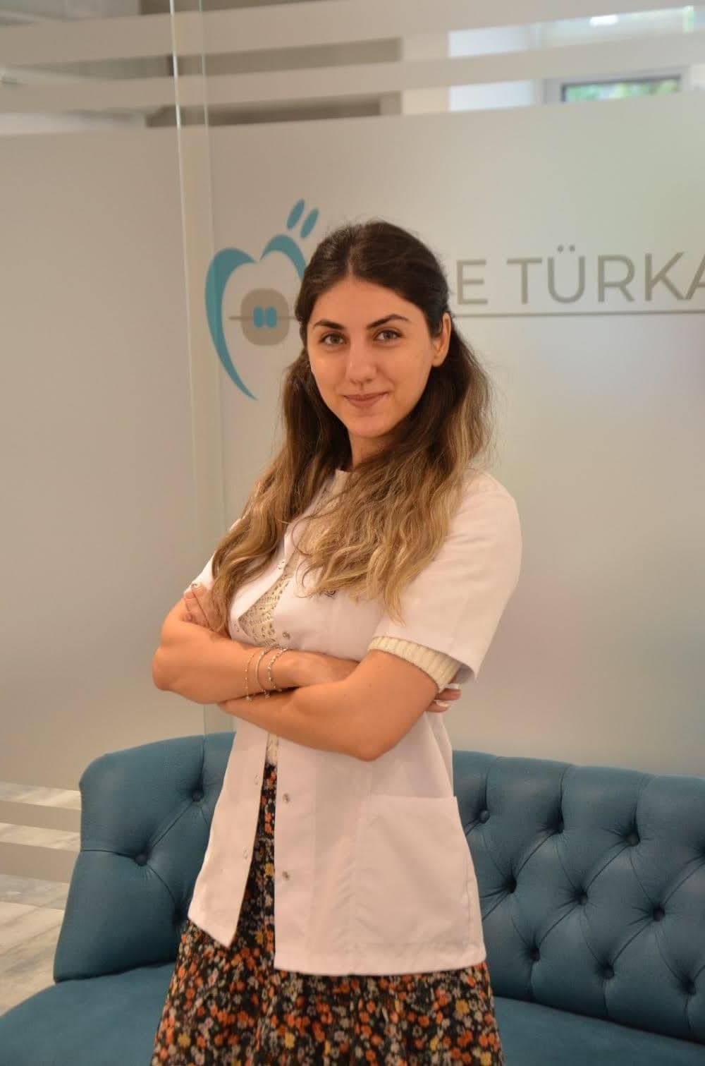 Portrait of Dt. Özge Türkay at her clinic